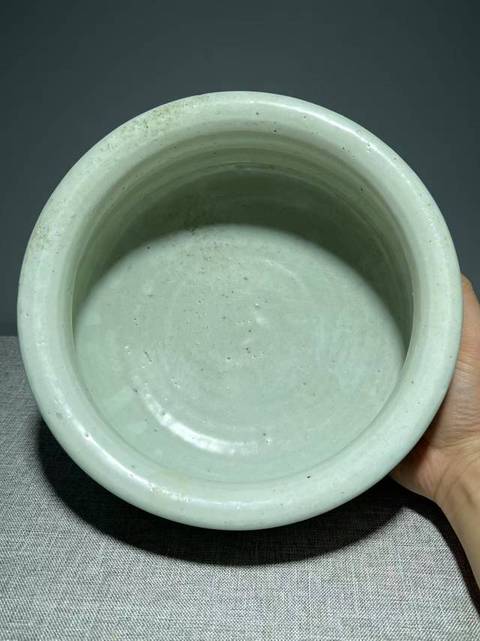 古玩陶瓷豆青釉暗刻纏枝花卉紋三足爐真品鑒賞圖