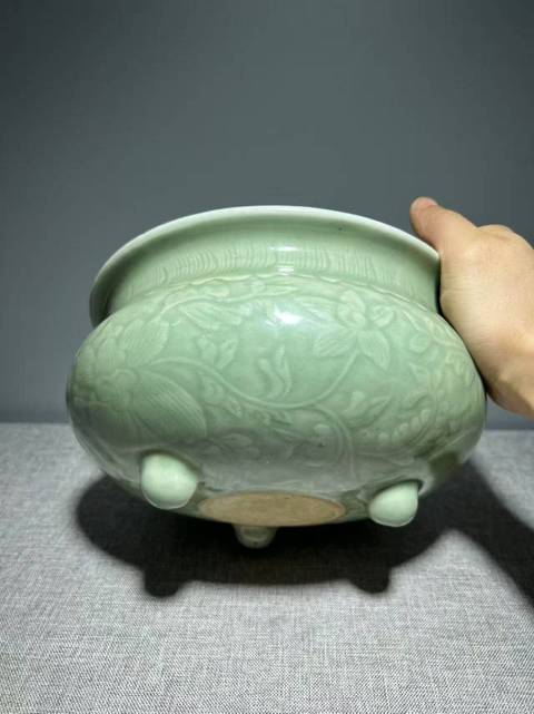 古玩陶瓷豆青釉暗刻纏枝花卉紋三足爐真品鑒賞圖