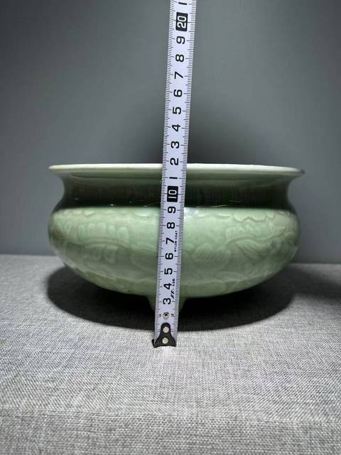 古玩陶瓷豆青釉暗刻纏枝花卉紋三足爐真品鑒賞圖