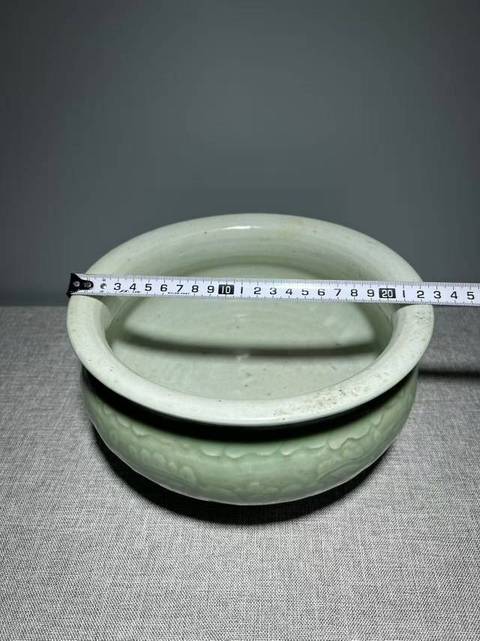 古玩陶瓷豆青釉暗刻纏枝花卉紋三足爐真品鑒賞圖