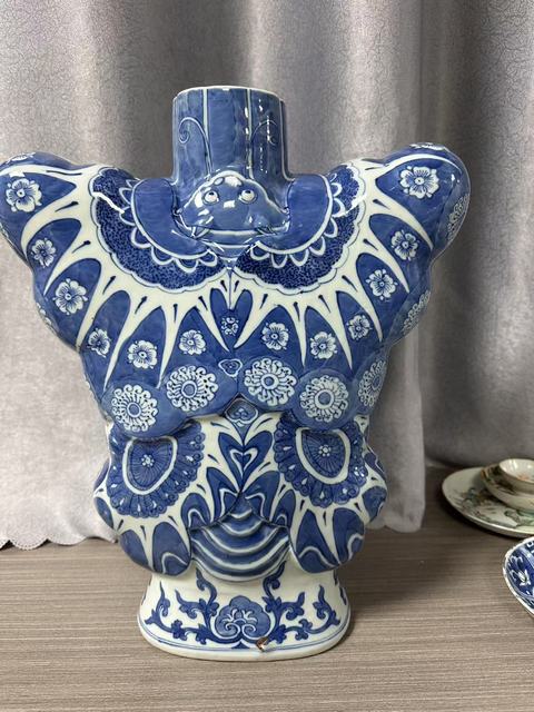 古玩陶瓷青花蝴蝶瓶真品鑒賞圖