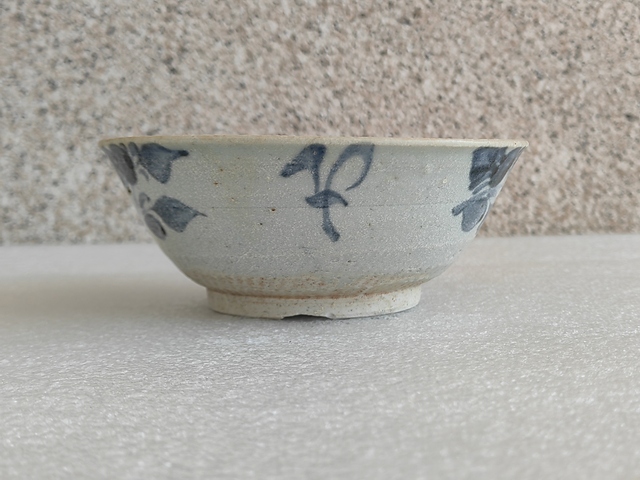 古玩陶瓷青花花卉紋碗真品鑒賞圖