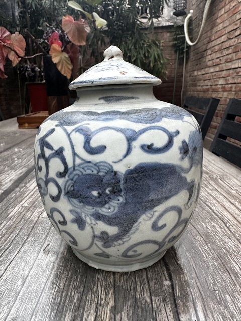 古玩陶瓷花間獅子紋青花蓋罐真品鑒賞圖