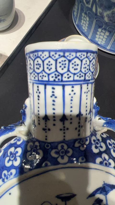 古玩陶瓷青花市井人物圖抱月瓶真品鑒賞圖