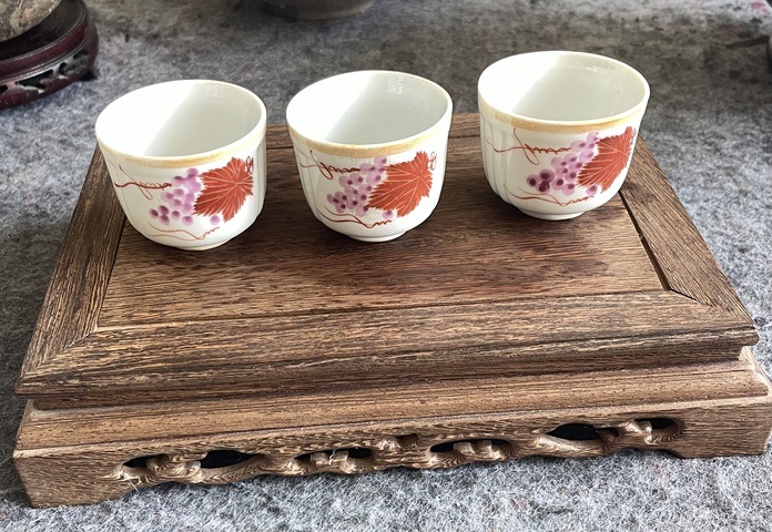 古玩陶瓷紅彩葡萄紋杯真品鑒賞圖