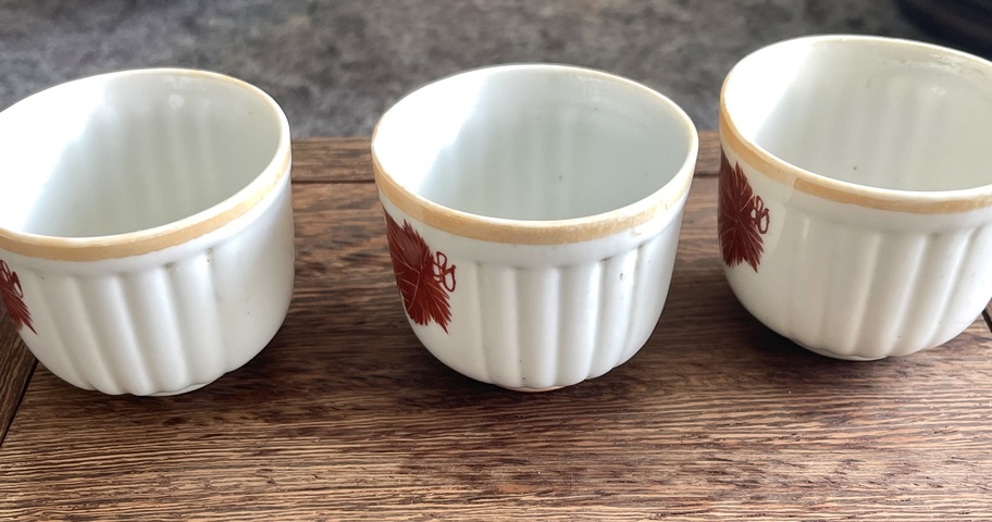 古玩陶瓷紅彩葡萄紋杯真品鑒賞圖