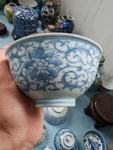 古玩陶瓷清中·青花淡描纏枝花卉紋碗真品鑒賞圖
