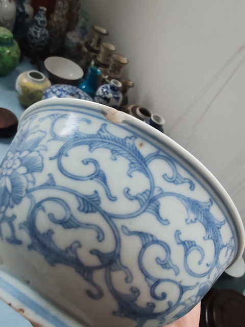 古玩陶瓷清中·青花淡描纏枝花卉紋碗真品鑒賞圖