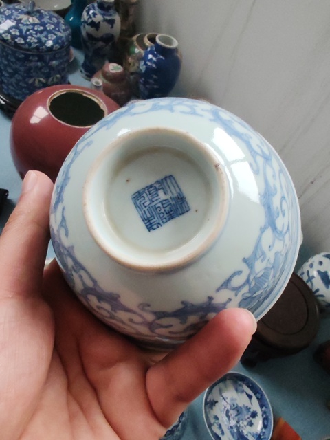 古玩陶瓷清中·青花淡描纏枝花卉紋碗真品鑒賞圖