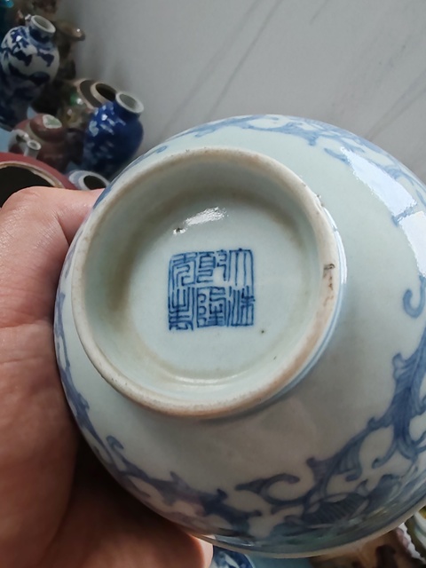 古玩陶瓷清中·青花淡描纏枝花卉紋碗真品鑒賞圖