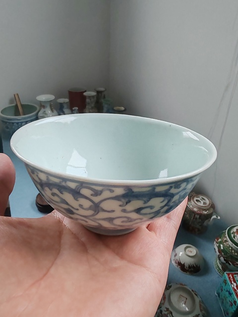 古玩陶瓷清中·青花淡描纏枝花卉紋碗真品鑒賞圖
