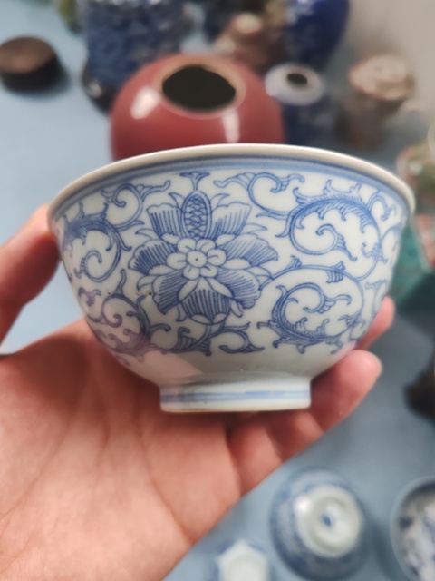古玩陶瓷清中·青花淡描纏枝花卉紋碗真品鑒賞圖