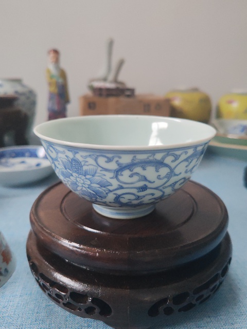 古玩陶瓷清中·青花淡描纏枝花卉紋碗真品鑒賞圖