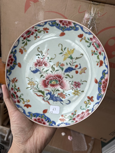 古玩陶瓷粉彩花卉紋盤真品鑒賞圖
