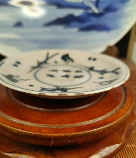 古玩陶瓷日本明治青花魚藻紋盤真品鑒賞圖