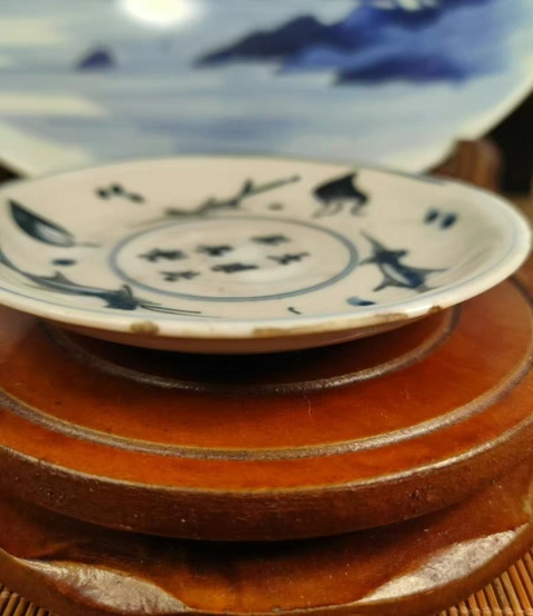 古玩陶瓷日本明治青花魚藻紋盤真品鑒賞圖
