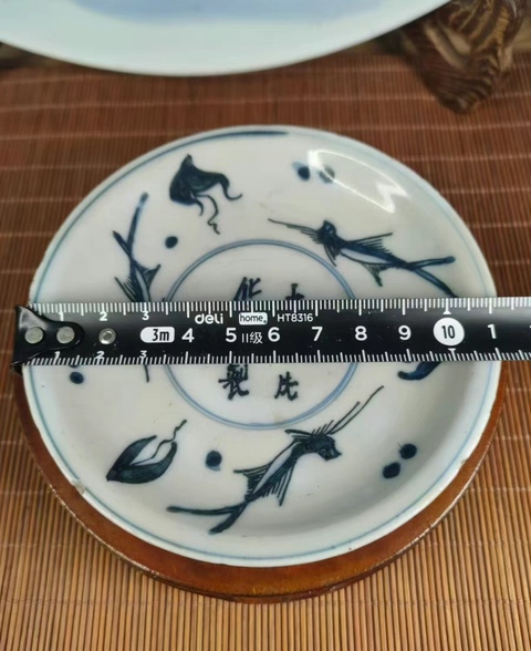 古玩陶瓷日本明治青花魚藻紋盤真品鑒賞圖