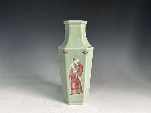 古玩陶瓷晚清·青釉粉彩人物八方瓶拍賣，當前價格22500元