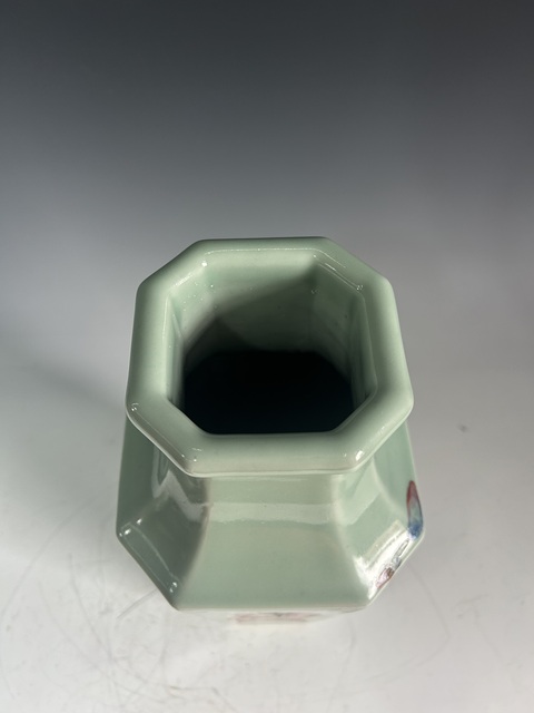 古玩陶瓷晚清·青釉粉彩人物八方瓶拍賣，當前價格22500元