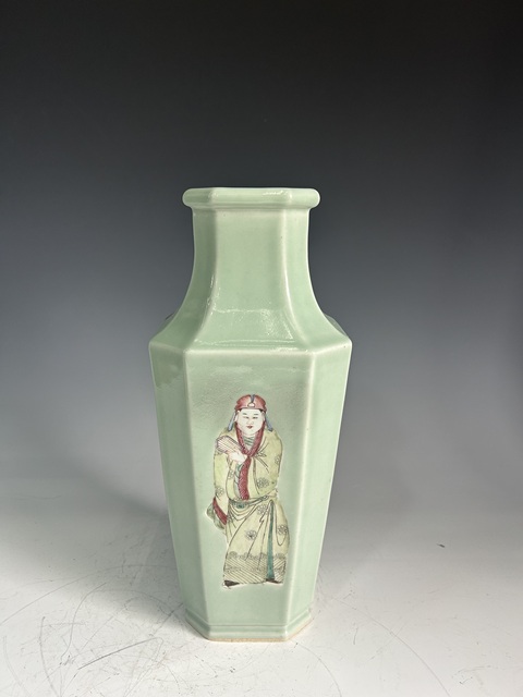 古玩陶瓷晚清·青釉粉彩人物八方瓶拍賣，當前價格22500元