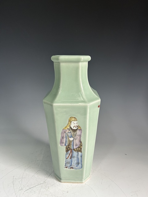 古玩陶瓷晚清·青釉粉彩人物八方瓶拍賣，當前價格22500元