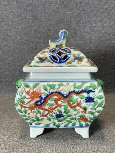 古玩陶瓷青花五彩龍紋鼎式爐真品鑒賞圖