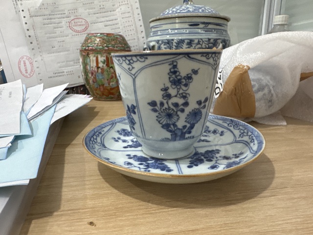 古玩陶瓷花卉紋青花杯真品鑒賞圖
