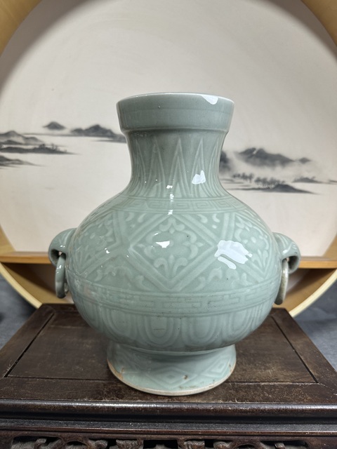 古玩陶瓷豆青釉印花瓶真品鑒賞圖