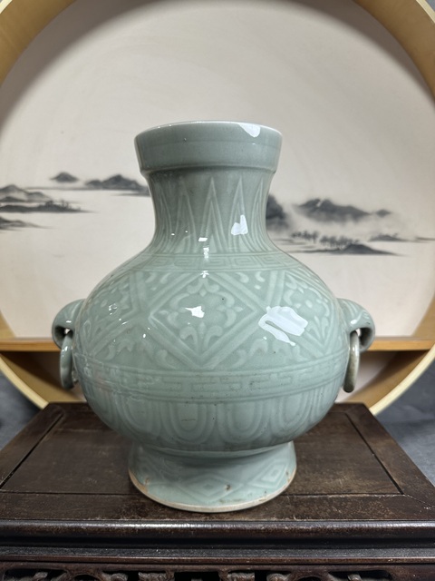 古玩陶瓷豆青釉印花瓶真品鑒賞圖