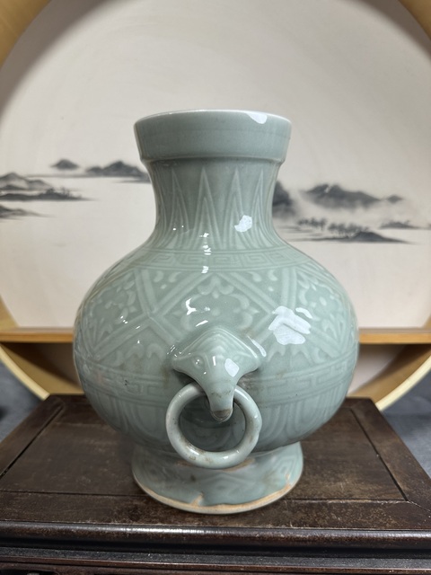 古玩陶瓷豆青釉印花瓶真品鑒賞圖
