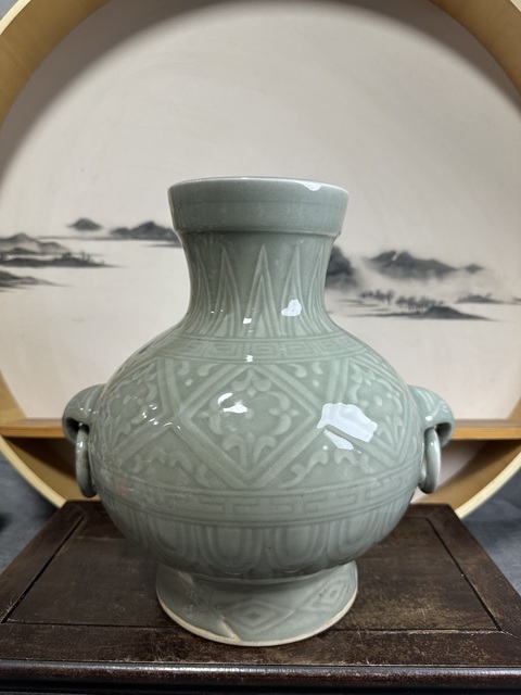 古玩陶瓷豆青釉印花瓶真品鑒賞圖