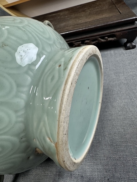 古玩陶瓷豆青釉印花瓶真品鑒賞圖