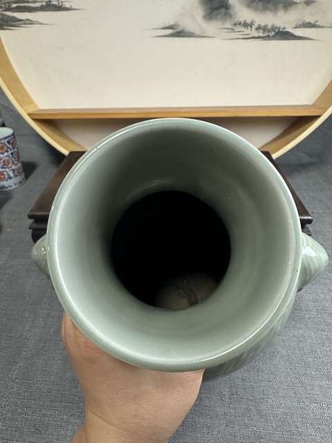 古玩陶瓷豆青釉印花瓶真品鑒賞圖