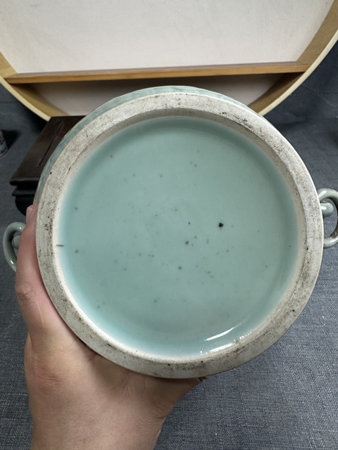 古玩陶瓷豆青釉印花瓶真品鑒賞圖