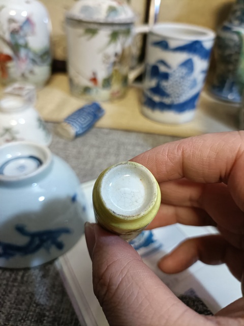 古玩陶瓷黃釉描金松鶴延年圖鼻煙壺真品鑒賞圖