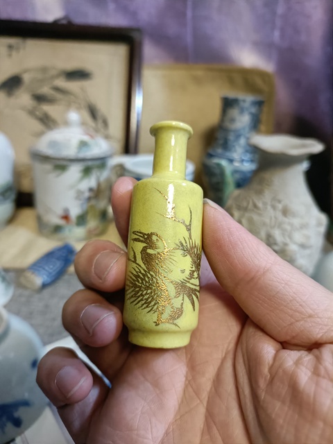 古玩陶瓷黃釉描金松鶴延年圖鼻煙壺真品鑒賞圖