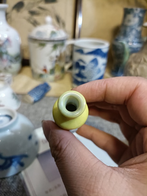 古玩陶瓷黃釉描金松鶴延年圖鼻煙壺真品鑒賞圖