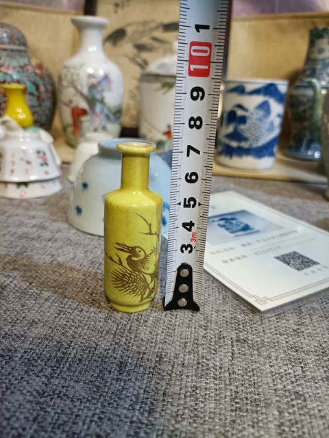 古玩陶瓷黃釉描金松鶴延年圖鼻煙壺真品鑒賞圖