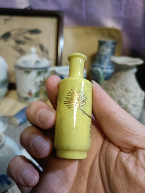 古玩陶瓷黃釉描金松鶴延年圖鼻煙壺真品鑒賞圖