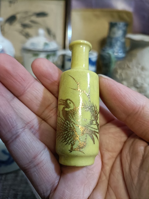 古玩陶瓷黃釉描金松鶴延年圖鼻煙壺真品鑒賞圖