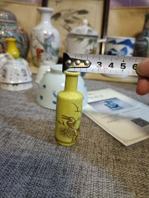 古玩陶瓷黃釉描金松鶴延年圖鼻煙壺真品鑒賞圖