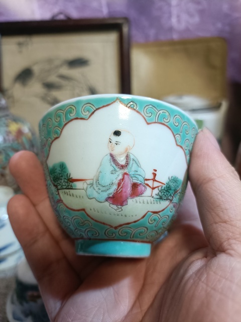 古玩陶瓷松石綠開光粉彩童子圖仰鐘杯真品鑒賞圖