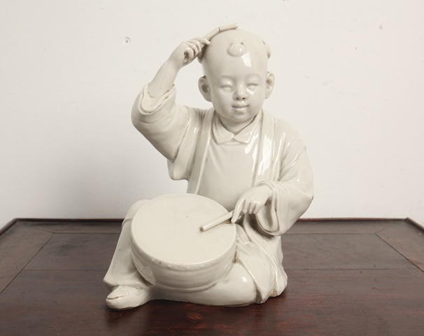 古玩陶瓷擊鼓童子塑像真品鑒賞圖