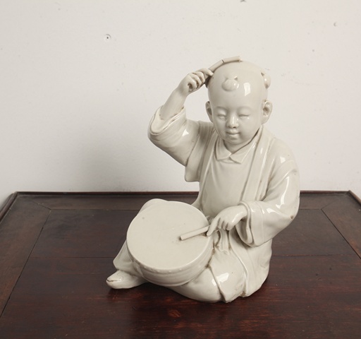 古玩陶瓷擊鼓童子塑像真品鑒賞圖