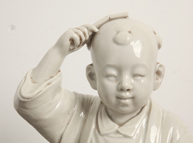 古玩陶瓷擊鼓童子塑像真品鑒賞圖