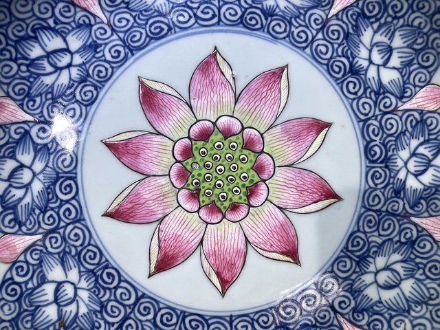 古玩陶瓷清康熙·青花加彩荷花圖盤真品鑒賞圖