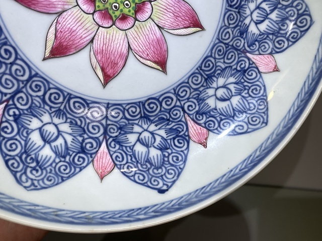 古玩陶瓷清康熙·青花加彩荷花圖盤真品鑒賞圖