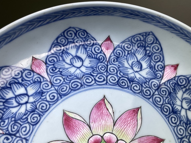 古玩陶瓷清康熙·青花加彩荷花圖盤真品鑒賞圖