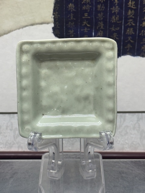 古玩陶瓷青釉印花盤真品鑒賞圖