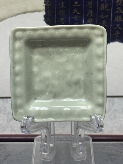 古玩陶瓷青釉印花盤真品鑒賞圖